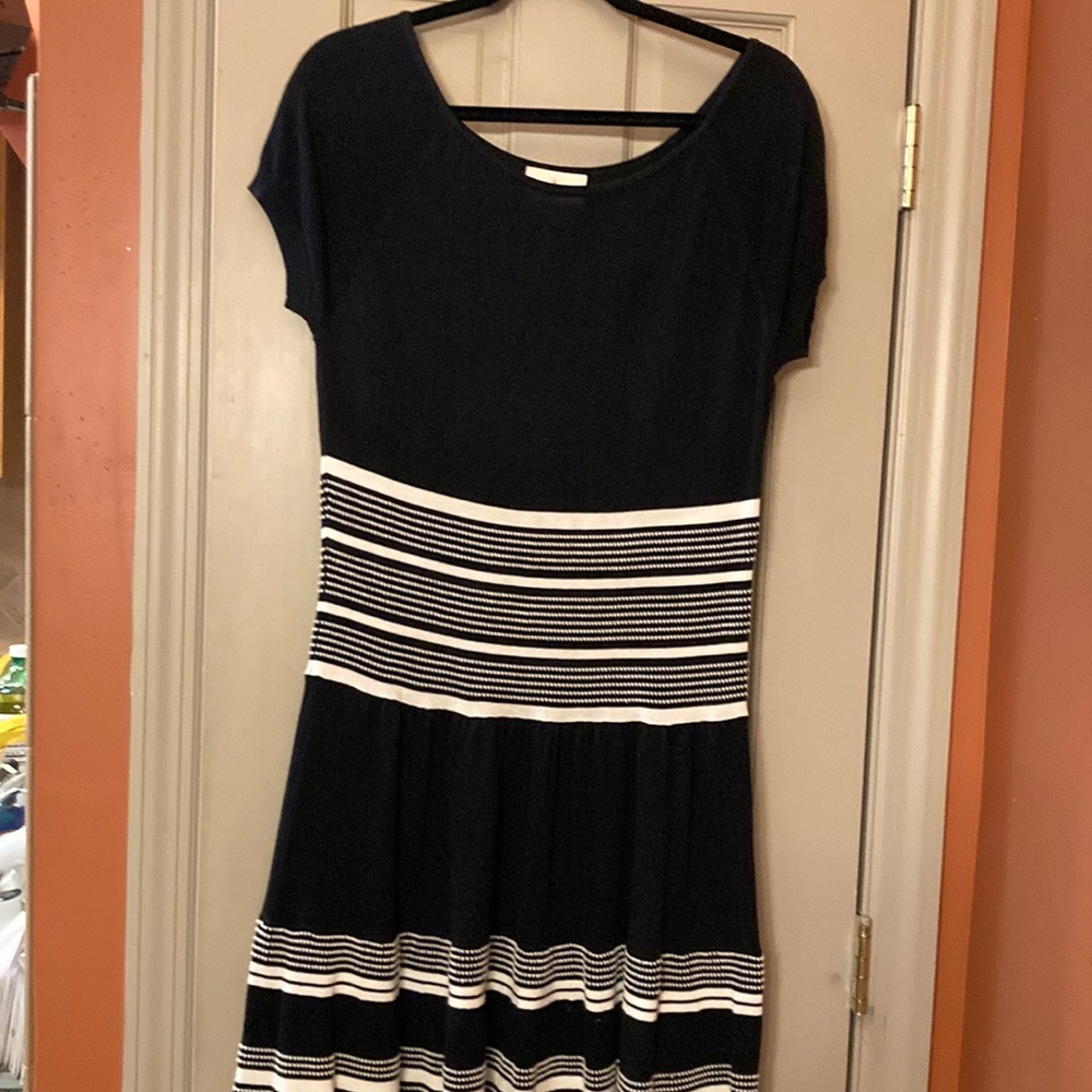 Kate Spade large black & cream jersey dress. Short sleeves.